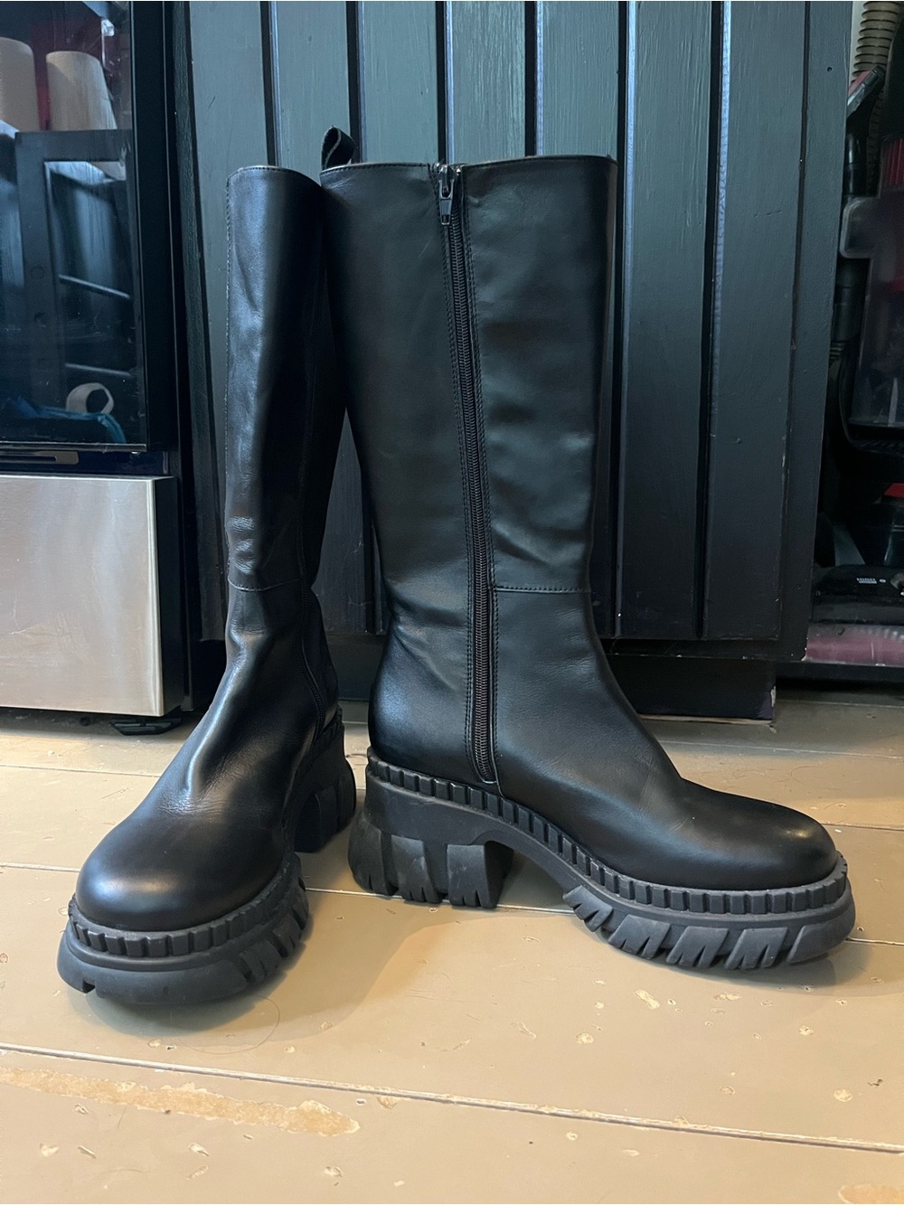 L’intervalle lug-tread black leather boots
